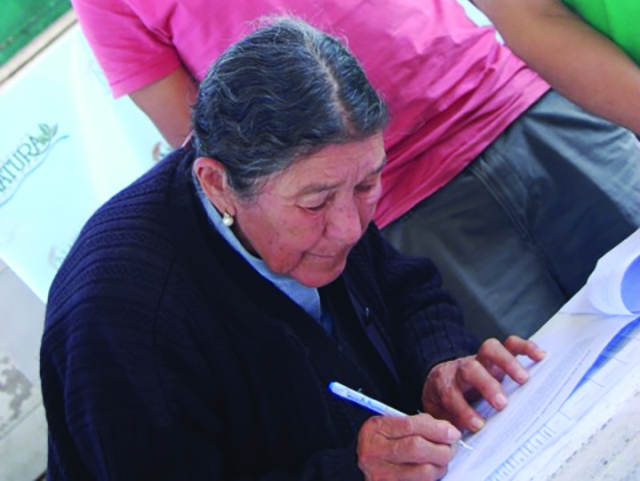 Francisca Villalba de Perez signing conservation agreement – Natura Bolivia’